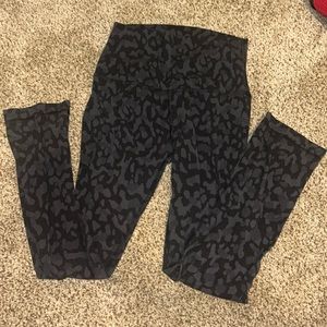 lululemon black camo aligns formation crop sz2